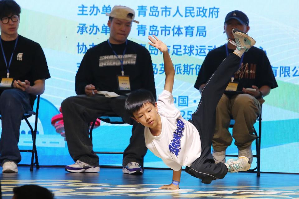 青岛凯德, 场反应都是, 对抗性和极